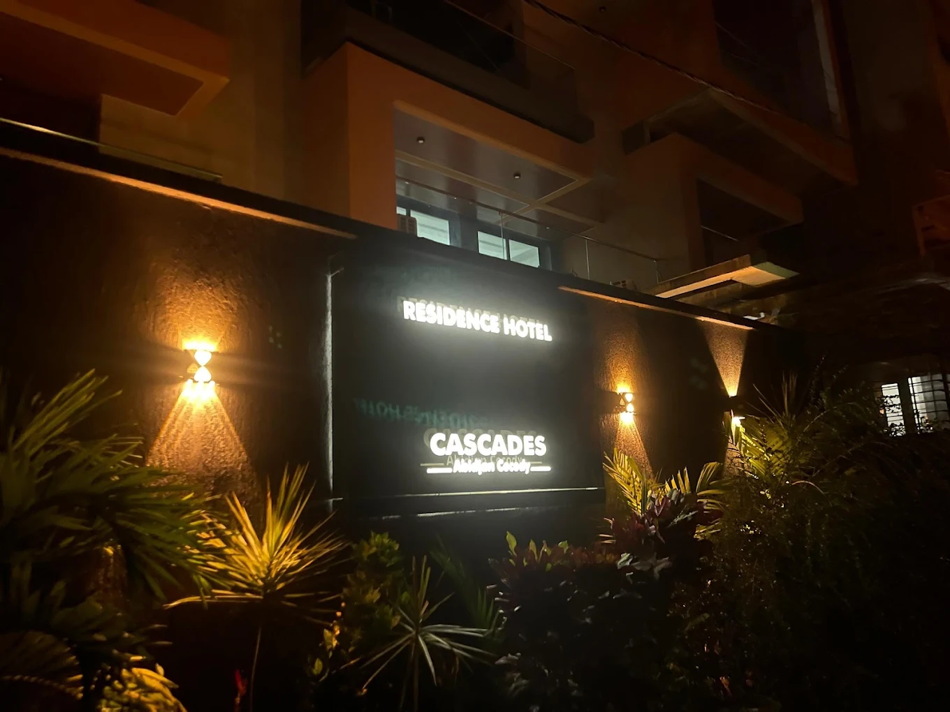 L'entrée de la Résidence Hôtel Cascades de nuit