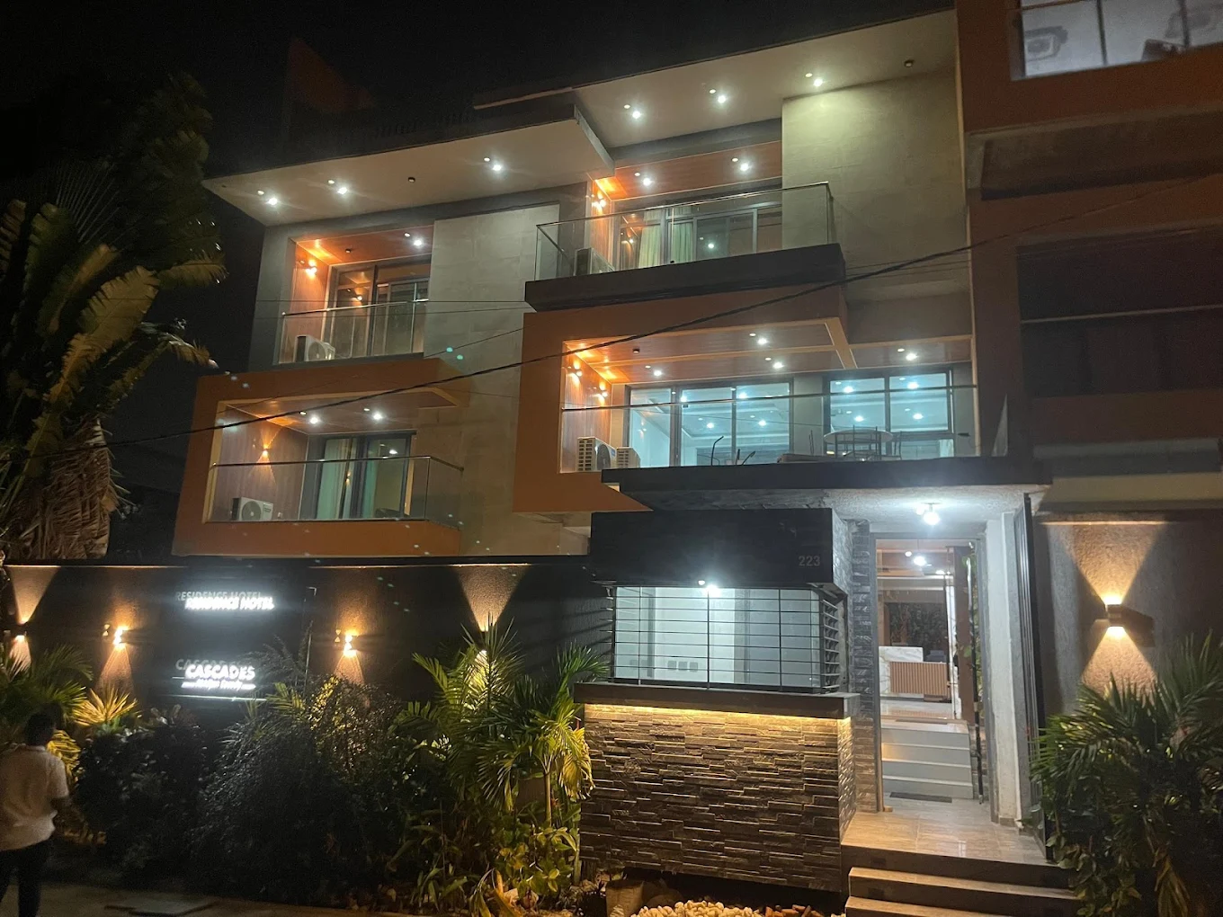 La Résidence Hôtel Cascades illuminée de nuit — Cocody, Abidjan