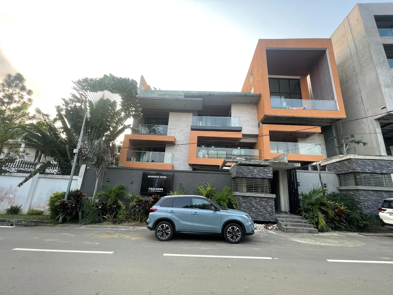 La façade de la Résidence Hôtel Cascades — Cocody, Abidjan